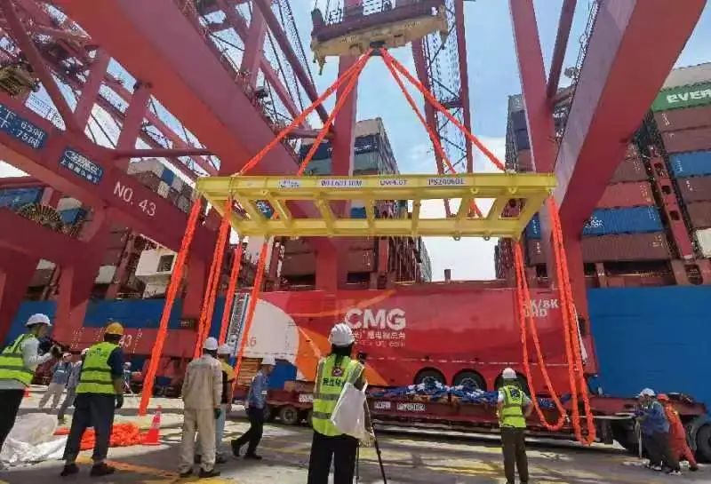 港星索具助力“中国红”8K转播车吊装上船，顺利启航
